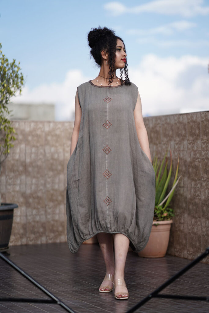 Sleeveless gray dress 17ENY-34